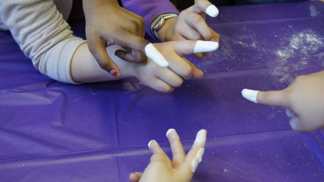 Atelier donné par Karine Sauvé à l'école Saint-Gabriel-Lalemant dans le carde du projet Libres comme l'art (2015) © Élodie Malroux